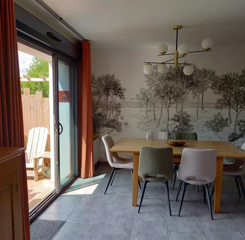 salle-a-manger-avec-table-et-chaises-architecte-interieur-loudeac