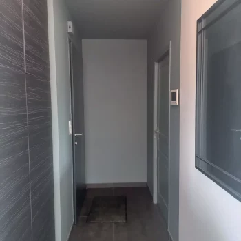 Couloir aux murs et plafond peints en gris