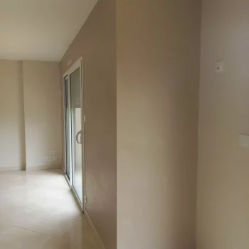 Pièce aux murs peints en beige taupe