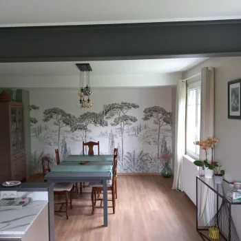 Salle à manger avec papier peint botanique et poutre peinte