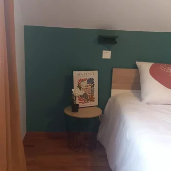 Chambre avec tête de lit peinte en vert