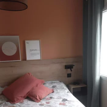 Chambre avec mur peint en terracotta et soubassement en bois