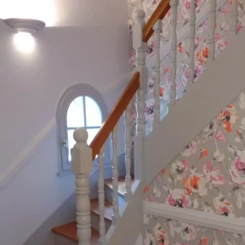 Cage d'escalier tapissée d'un papier peint fleuri à Pontivy