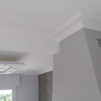 Plafond et habillage blancs après travaux de peinture