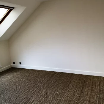 Chambre sous combles repeinte en blanc avec moquette en fibres naturelles