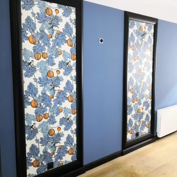Portes de placard tapissées de papier peint à motifs et mur peint en bleu