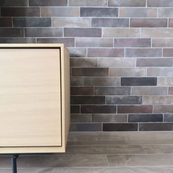 Revêtement mural en plaquettes de parement gris