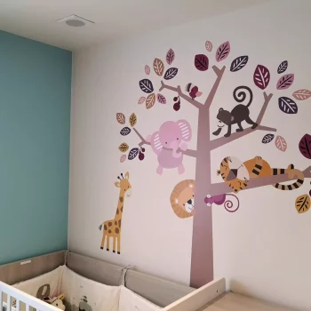 Chambre d'enfant avec fresque murale arbre et animaux et mur bleu canard