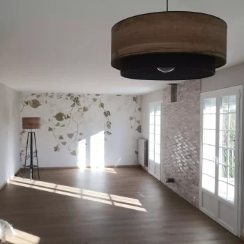 Séjour avec papier peint végétal et grande suspension